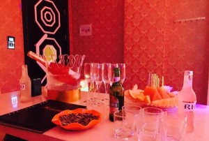 跑企业定制酒销售技巧（企业专属定制酒销售新策略）