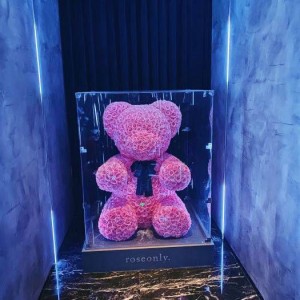 酒吧新手卖酒的销售技巧（新晋酒吧调酒师：创新酒水推广策略与顾客互动艺术）
